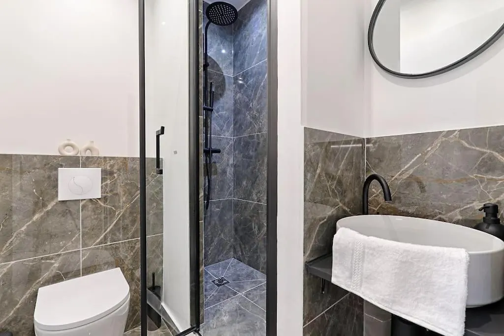 Buttes Chaumont Charming Apartment 4P Paris 0*,  France